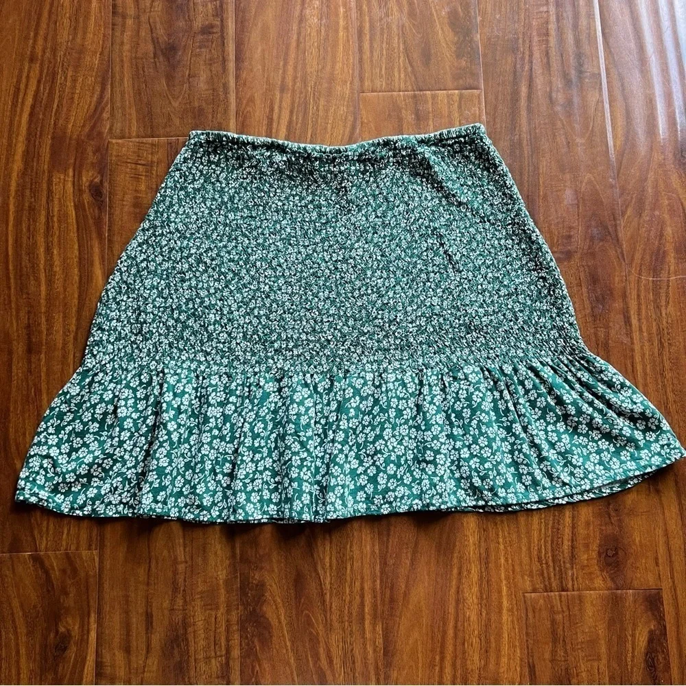 H&M Divided Green White Floral Smocked Mini Skirt size small
